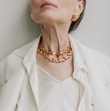 femme 60 ans bijoux